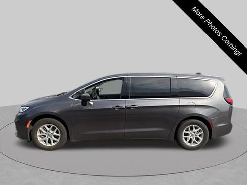 Used 2023 Chrysler Pacifica Touring-L FWD image 8