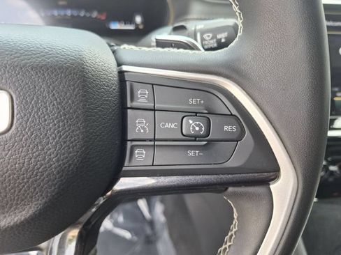 Used 2023 Jeep Grand Cherokee Laredo AWD/4WD image 18