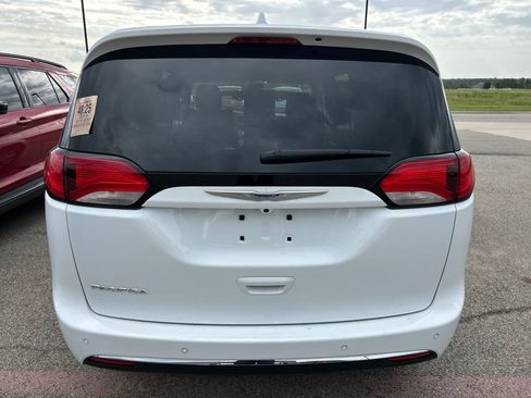 Used 2018 Chrysler Pacifica Touring-L Plus w/ Advanced Safetytec Group FWD image 4