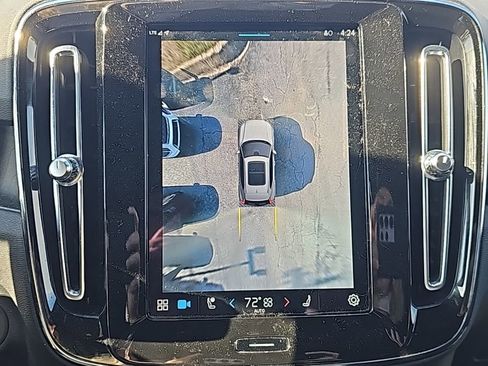 Used 2023 Volvo XC40 Recharge Plus image 9