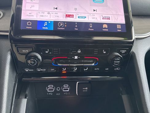 Used 2023 Jeep Grand Cherokee Limited image 16