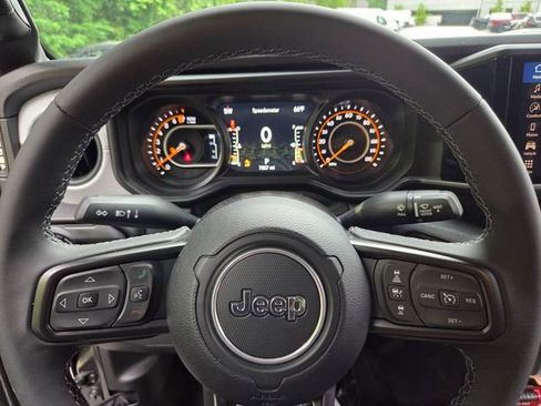 Used 2025 Jeep Gladiator Willys AWD/4WD image 25