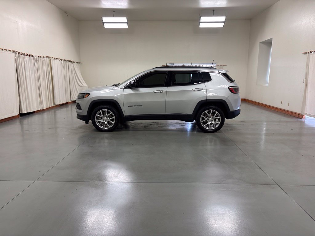 Used 2024 Jeep Compass Latitude AWD/4WD image 5