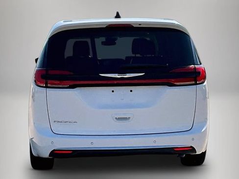 Used 2024 Chrysler Pacifica Touring-L FWD image 6