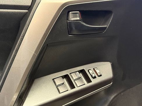 Used 2018 Toyota RAV4 LE image 17