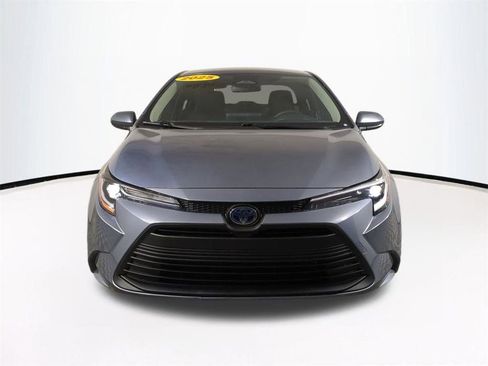 Used 2025 Toyota Corolla LE image 3