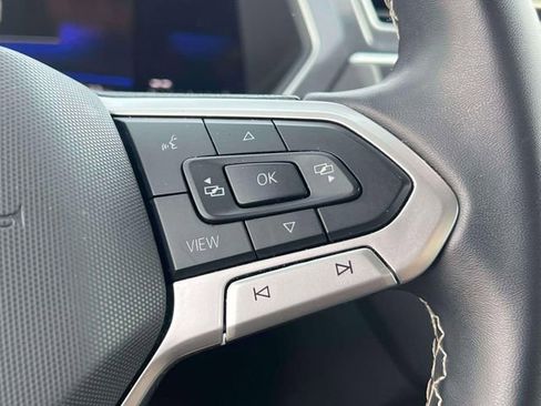 Used 2024 Volkswagen Tiguan SE image 32