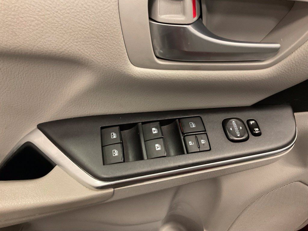 Used 2016 Toyota Camry LE FWD image 12