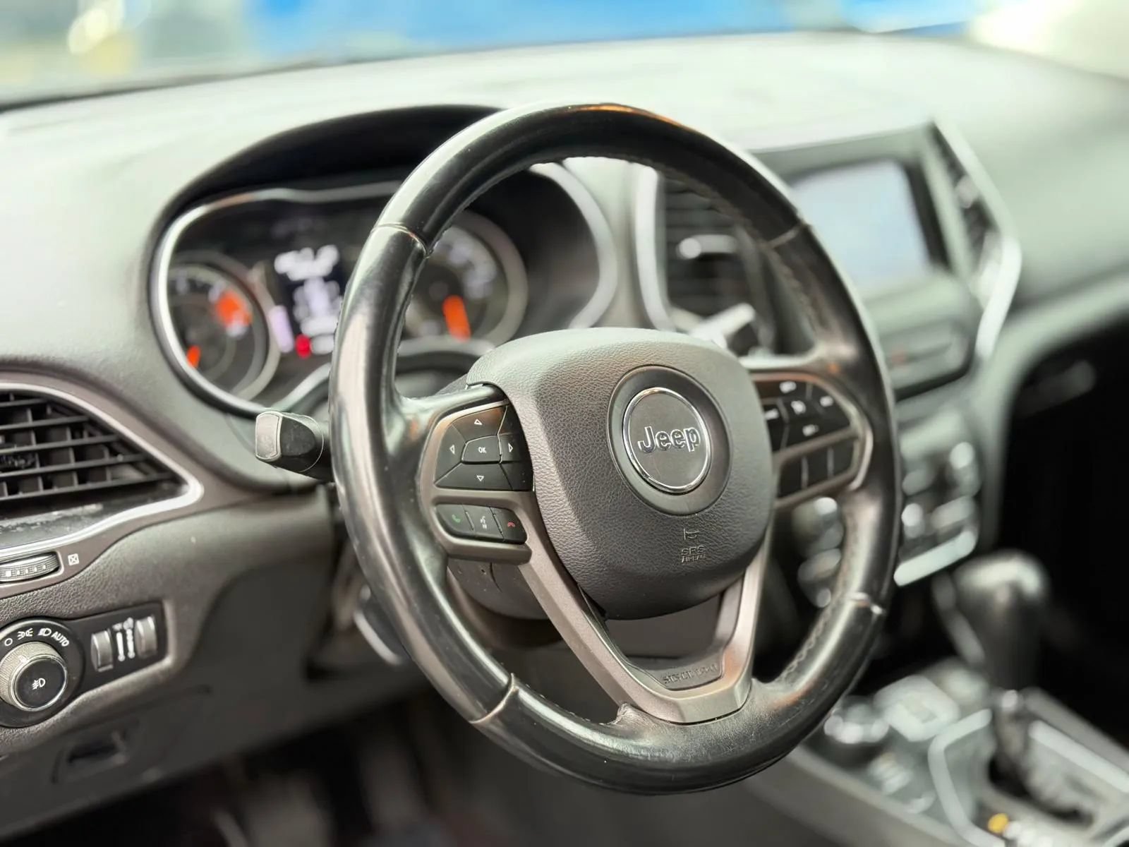 Used 2019 Jeep Cherokee Latitude Plus AWD/4WD image 16
