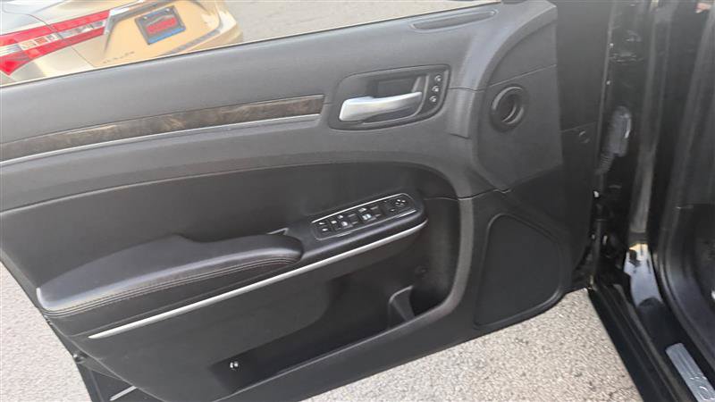 Used 2014 Chrysler 300 C AWD/4WD image 19