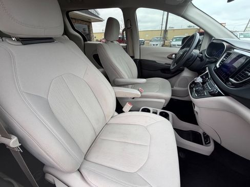 Used 2017 Chrysler Pacifica Touring image 16