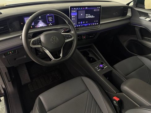 Used 2025 Volkswagen Tiguan SE FWD image 12