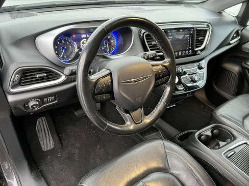 Used 2020 Chrysler Pacifica Touring-L Plus image 19
