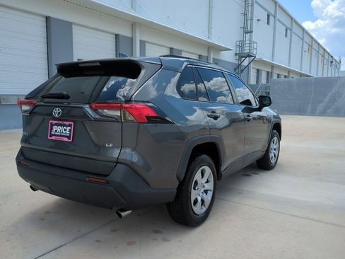 Used 2021 Toyota RAV4 LE FWD image 5
