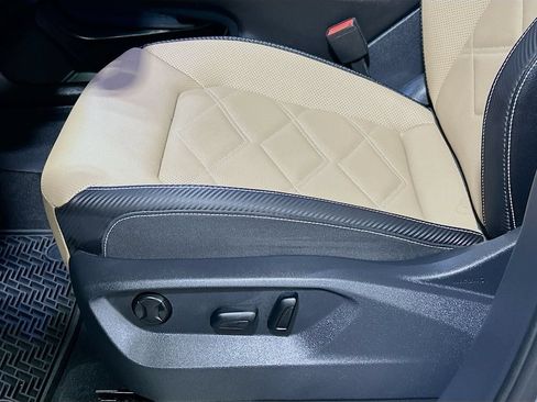 Used 2025 Volkswagen Atlas Cross Sport SE FWD image 15