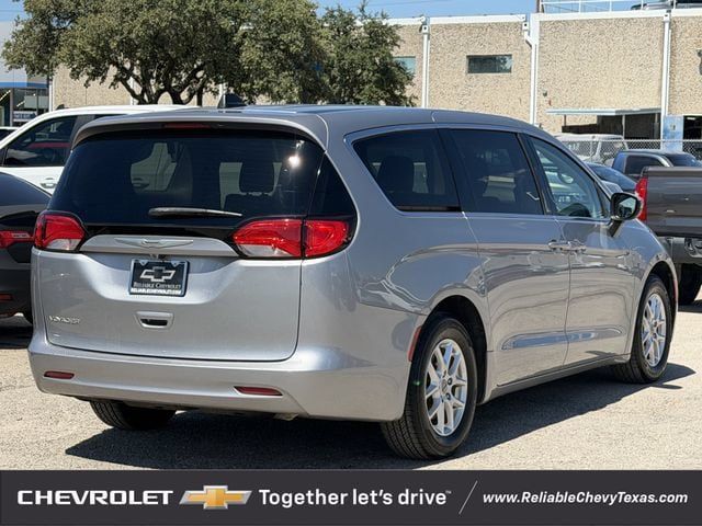 Used 2021 Chrysler Voyager LX FWD image 4