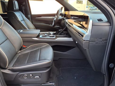 Certified 2025 Cadillac Escalade Premium Luxury image 9