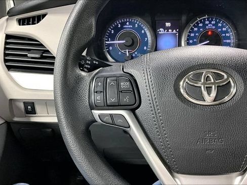 Used 2018 Toyota Sienna LE FWD image 12