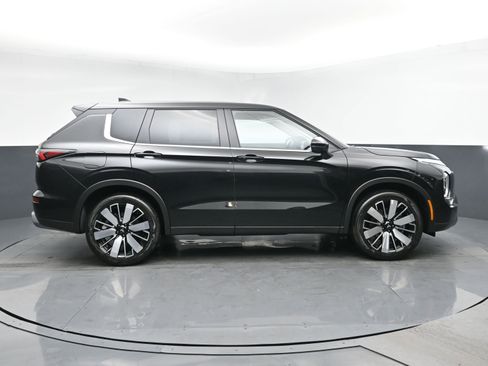 New 2026 Mitsubishi Outlander LE image 3