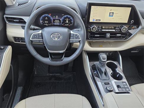 Certified 2025 Toyota Highlander Limited image 13