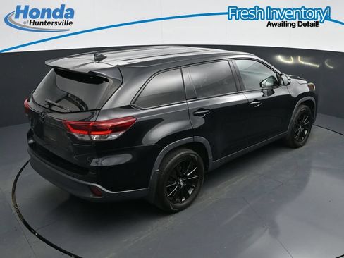 Used 2019 Toyota Highlander SE w/ Nightshade Edition AWD/4WD image 31
