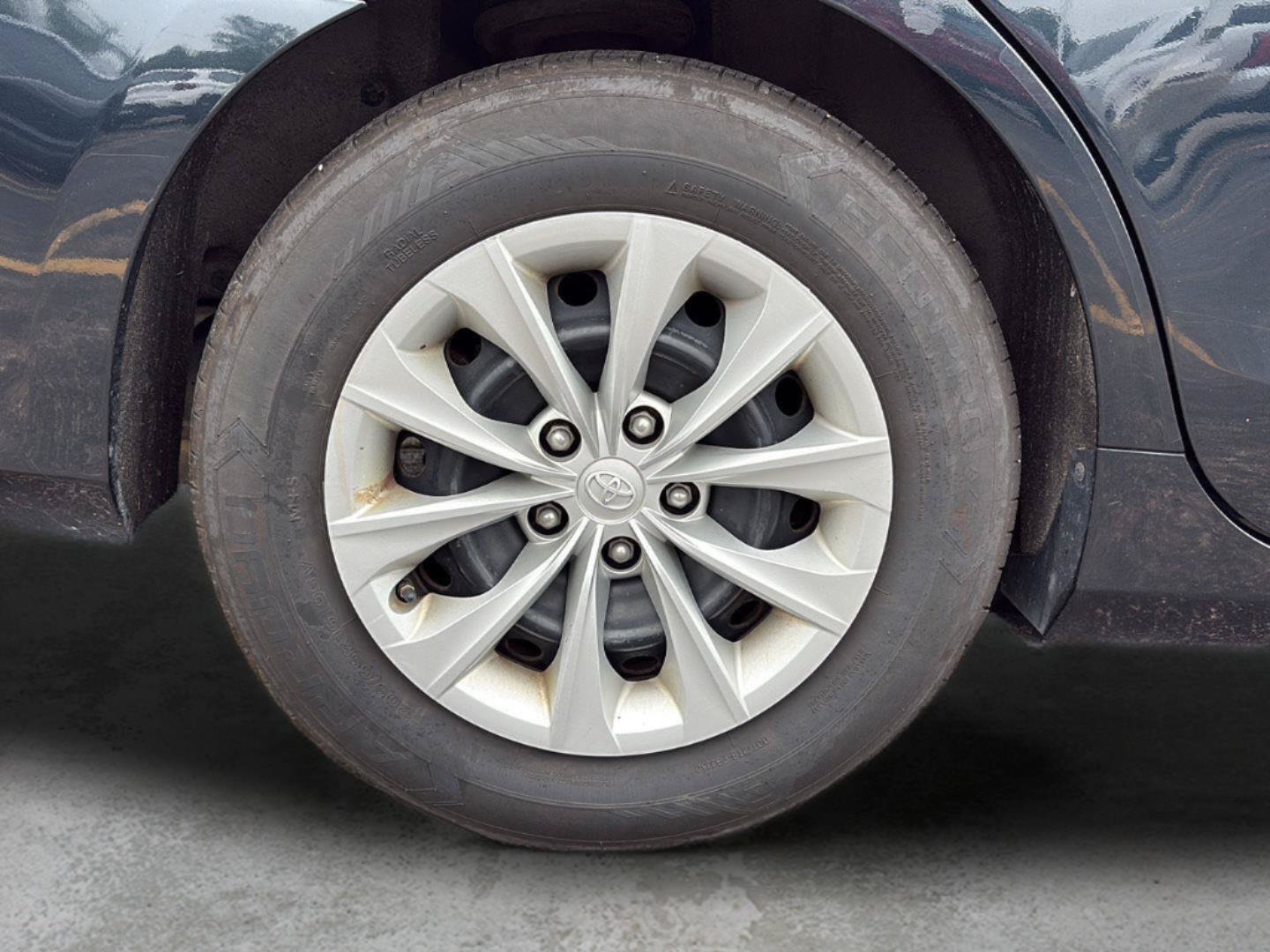 Used 2015 Toyota Camry FWD image 22