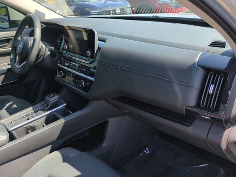 Certified 2025 Nissan Pathfinder SV w/ SV Premium Package FWD image 44