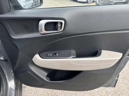 Used 2025 Hyundai Venue SEL FWD image 15