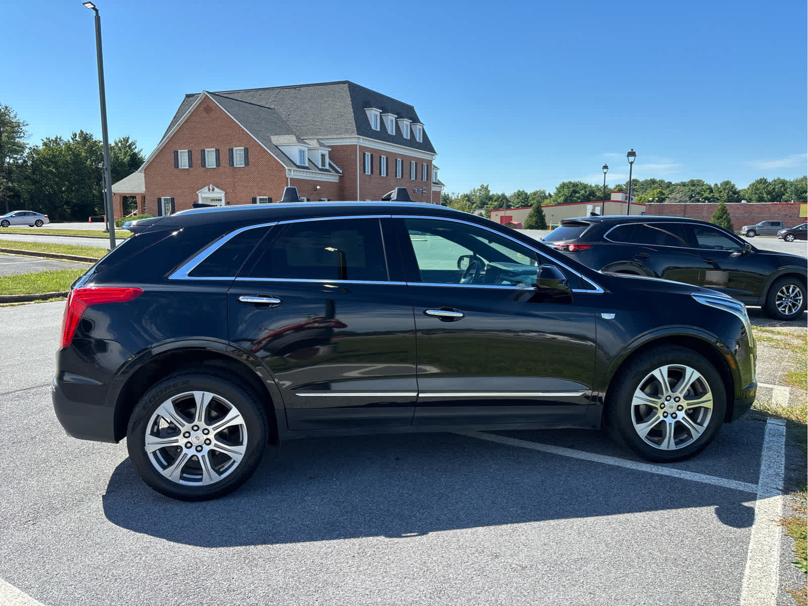 Used 2017 Cadillac XT5 Luxury w/ Driver Awareness Package AWD/4WD image 4
