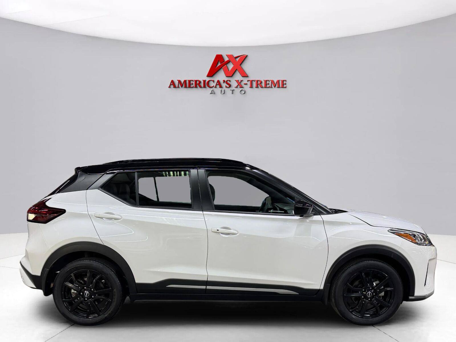 Used 2023 Nissan Kicks SR w/ SR Premium Package FWD image 9