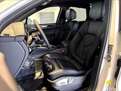New 2026 Porsche Macan AWD/4WD image 5