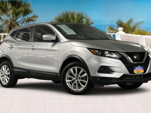 Used 2021 Nissan Rogue Sport S image 2