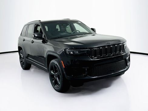 Used 2023 Jeep Grand Cherokee Altitude AWD/4WD image 3