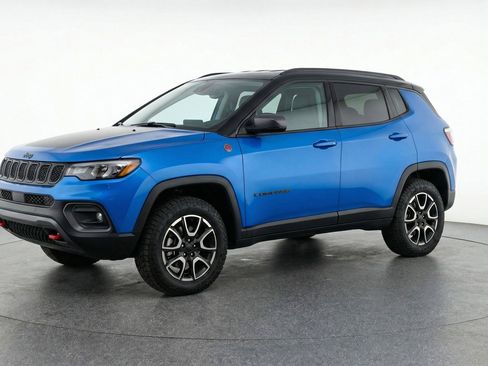 Used 2025 Jeep Compass Trailhawk AWD/4WD image 3