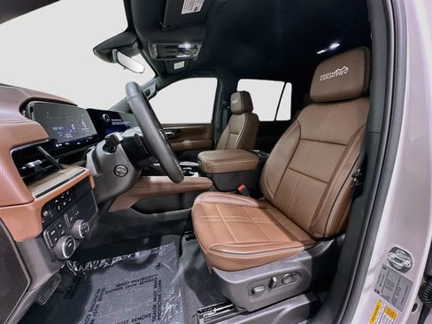 Used 2025 Chevrolet Tahoe High Country AWD/4WD image 21