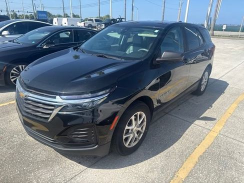 Used 2023 Chevrolet Equinox LS w/ LS Convenience Package FWD image 2