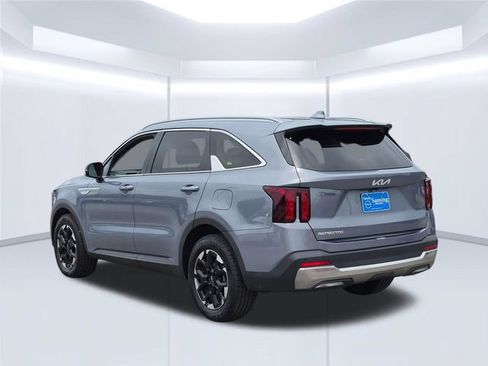 Used 2024 Kia Sorento S FWD image 3