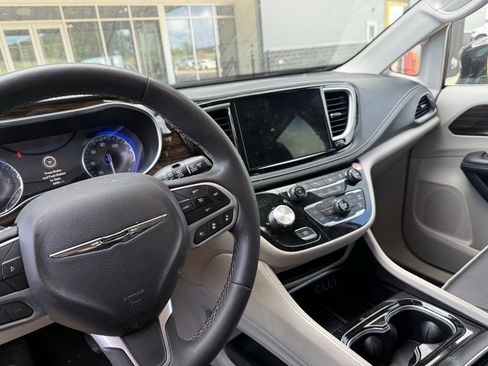 Used 2023 Chrysler Pacifica Limited image 2