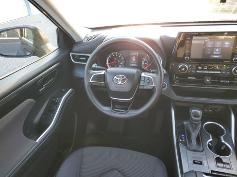 Used 2021 Toyota Highlander L FWD image 11