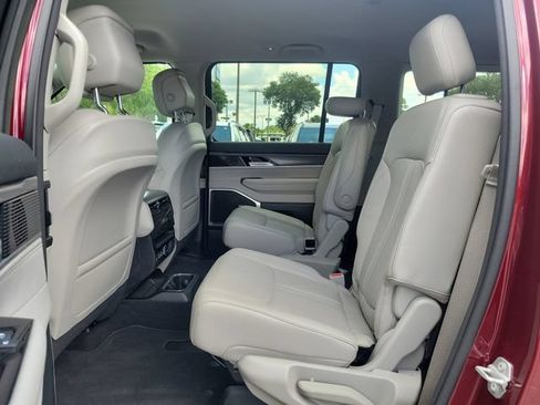 Used 2024 Jeep Wagoneer Series III AWD/4WD image 17
