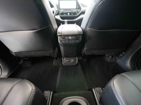 Used 2024 Toyota Highlander Limited FWD image 22