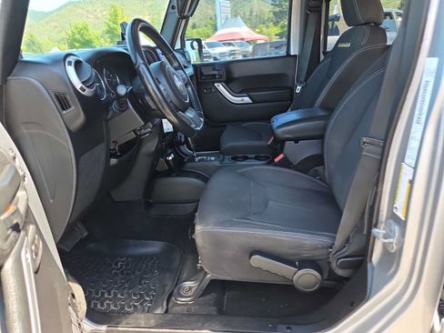 Used 2013 Jeep Wrangler Unlimited Sahara w/ Connectivity Group AWD/4WD image 19