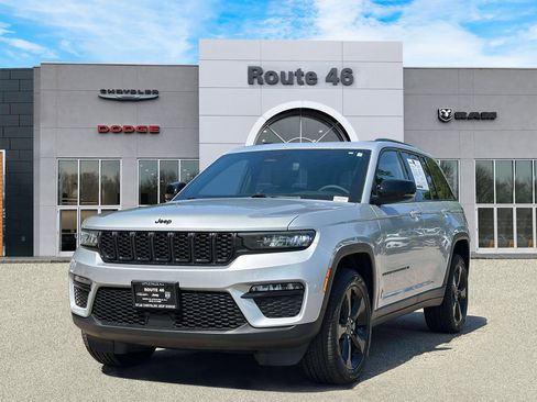 Used 2024 Jeep Grand Cherokee Limited w/ Black Appearance Package AWD/4WD image 2
