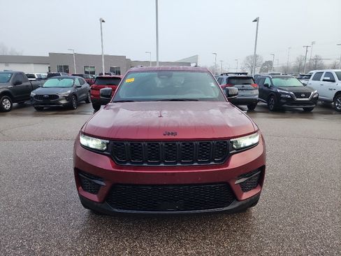 Used 2023 Jeep Grand Cherokee Altitude image 2