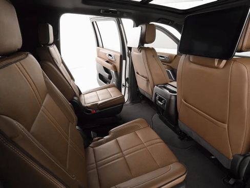 Used 2025 Chevrolet Suburban High Country image 24