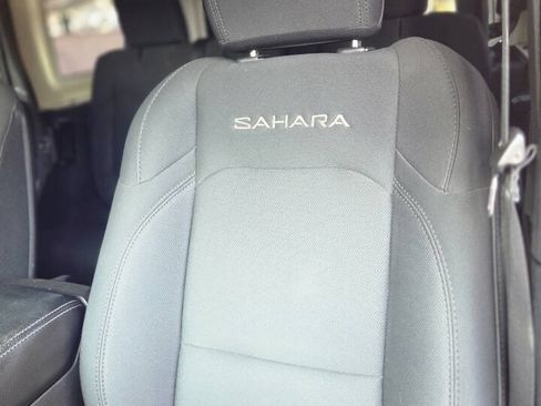 Used 2018 Jeep Wrangler Unlimited Sahara AWD/4WD image 18