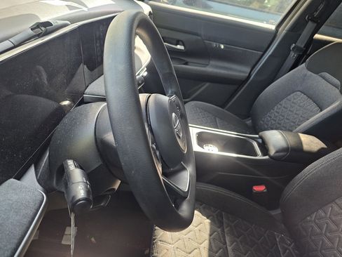 Used 2025 Nissan Kicks SV image 14