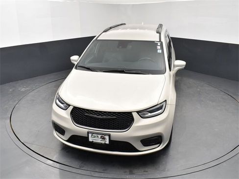 Used 2021 Chrysler Pacifica Touring-L w/ Premium & Safety Sphere Group image 14