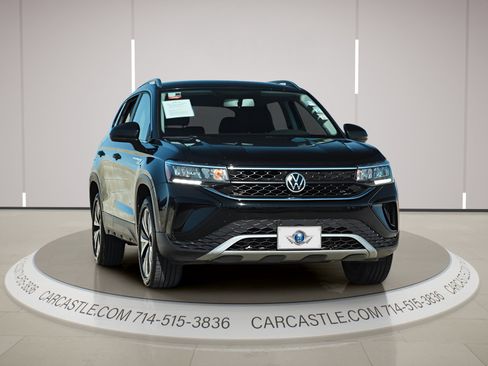 Used 2022 Volkswagen Taos SE FWD image 4