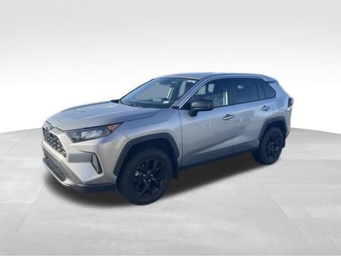 Used 2022 Toyota RAV4 LE FWD image 4